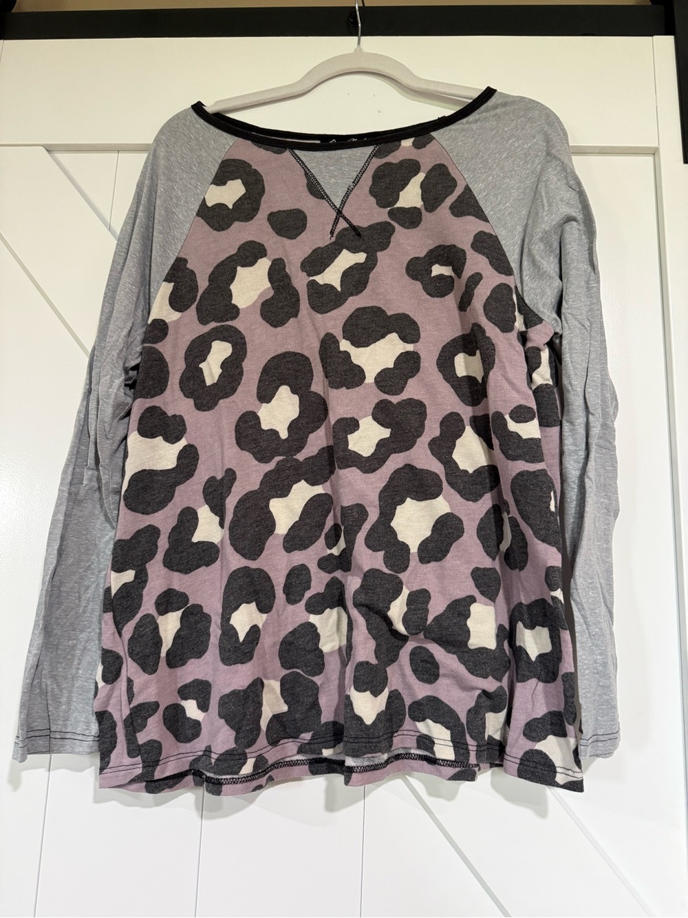 Women’s Long-Sleeve Raglan Leopard Print Top - Dusty Mauve